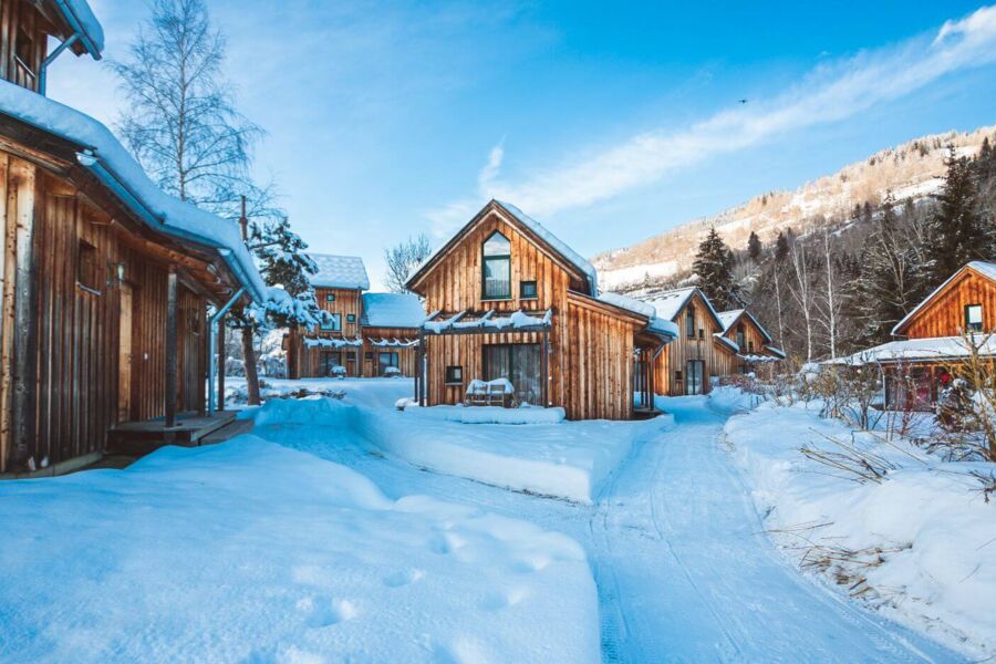 Ferienhäuser im Schnee nahe der Kreischberg Talstation