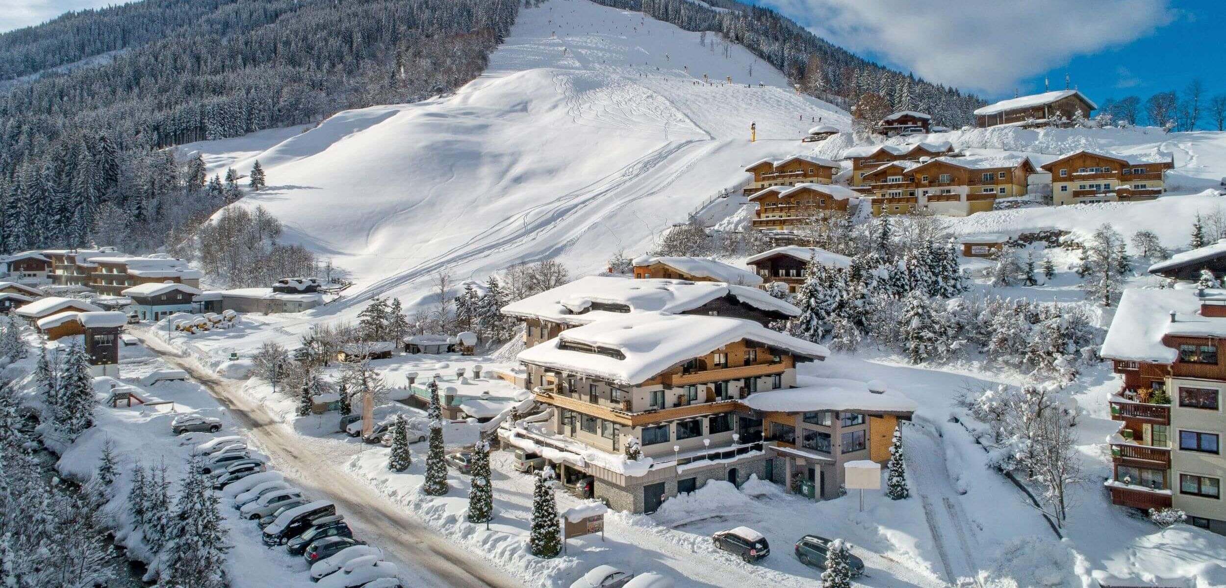 Moderne Ferienhäuser vor der Skipiste in Saalbach