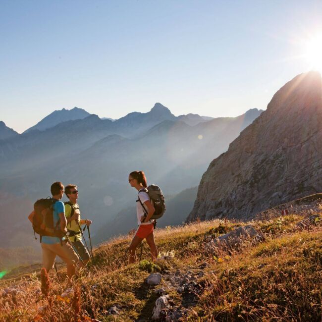 Freunde bei der Herbstwanderung in den Salzburger Bergen