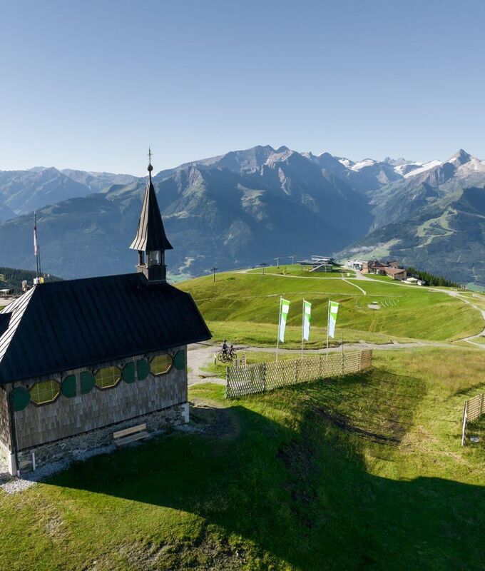 Aussicht von der Elisabethkapelle auf der Schmittenhöhe auf das Kitzsteinhorn und die Hohen Tauern.