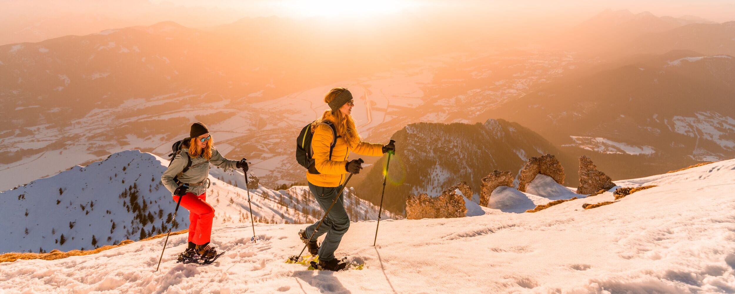 Schneeschuhwanderer unterwegs am Dobratsch mit winterlichem Bergpanorama.