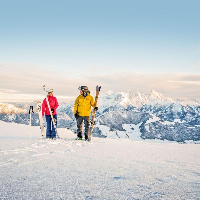 skifahrer vor winter bergkulisse in den kitzbueheler alpen mirjageh ygjzwb9r8xfdqg2