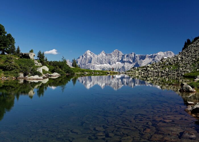 See mit Bergblick im Hintergrund in Schladming in der Steiermark