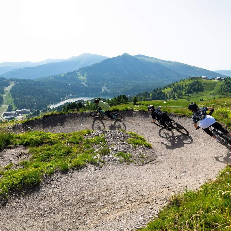 Radfahrer auf dem Flowtrail Turracher Höhe, Kärnten