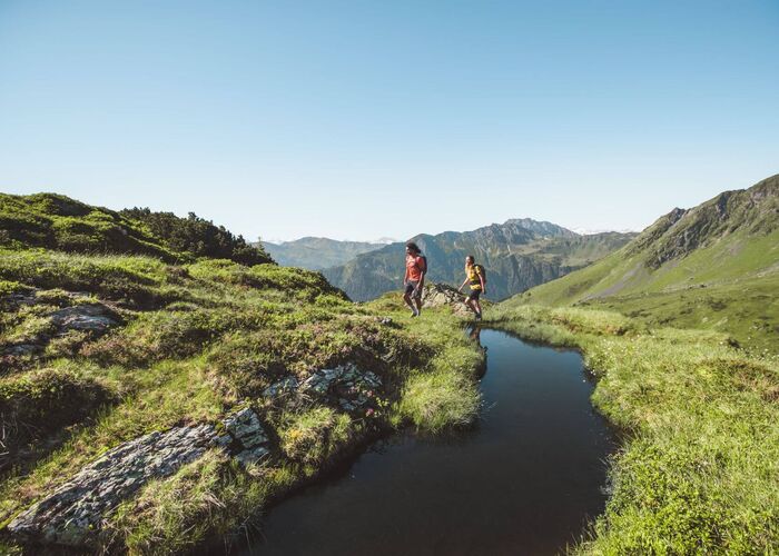 Hiking in Saalbach Hinterglemm with a view of the mountains