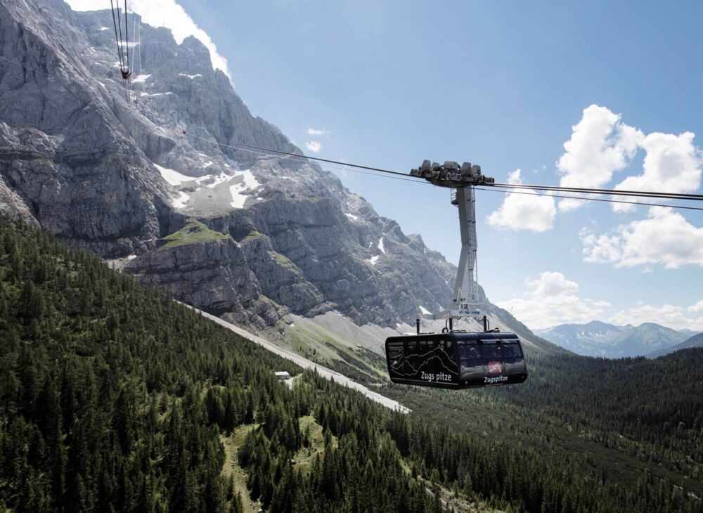 Verglaste Panoramagondel der modernen Zugspitz Pendelbahn am Weg zur Zugspitze.