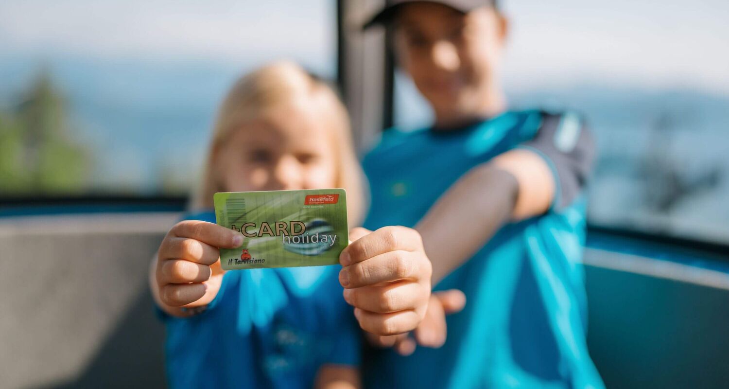 Familie nutzt die Gästekarte am Nassfeld Erlebnisberg und genießt gemeinsame Freizeitangebote