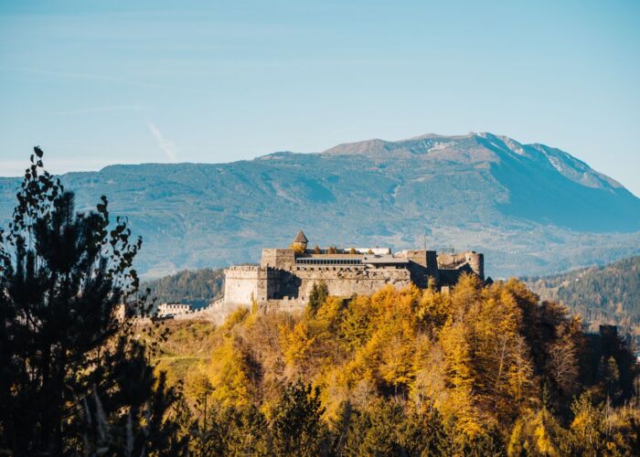 Burg Landskron am Ossiacher See im Herbst