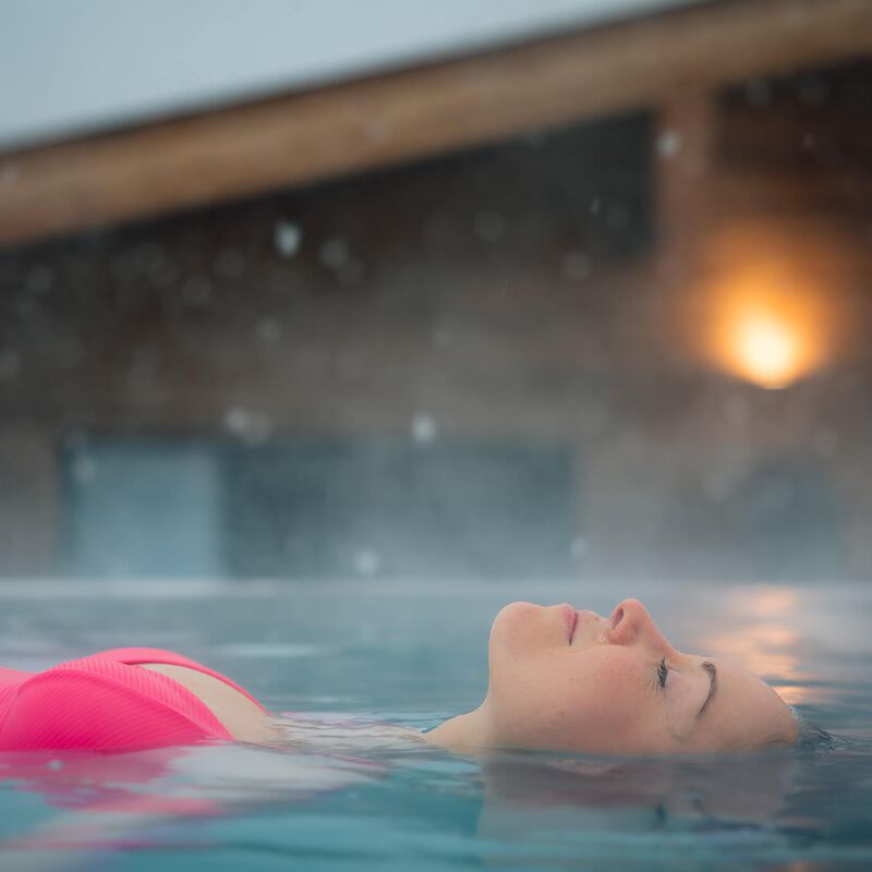 Frau entspannt im Infinity Pool