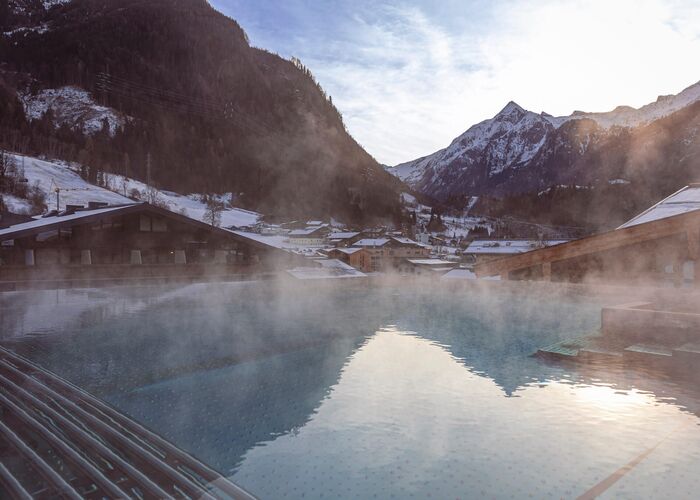 Infinity Pool met Blick op de verschneite Kitzsteinhorn Kaprun