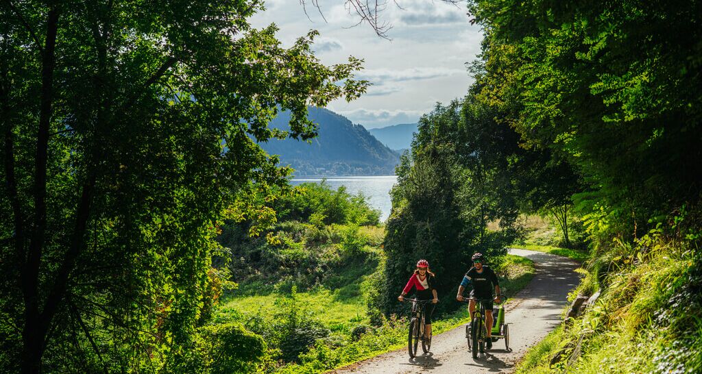 E-Biken am Ossiacher See Radweg im Herbst