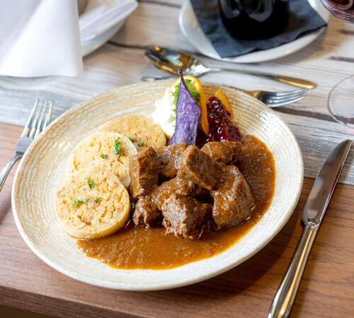 Wildgulasch mit Semmelknödel in der ALPS KITCHEN