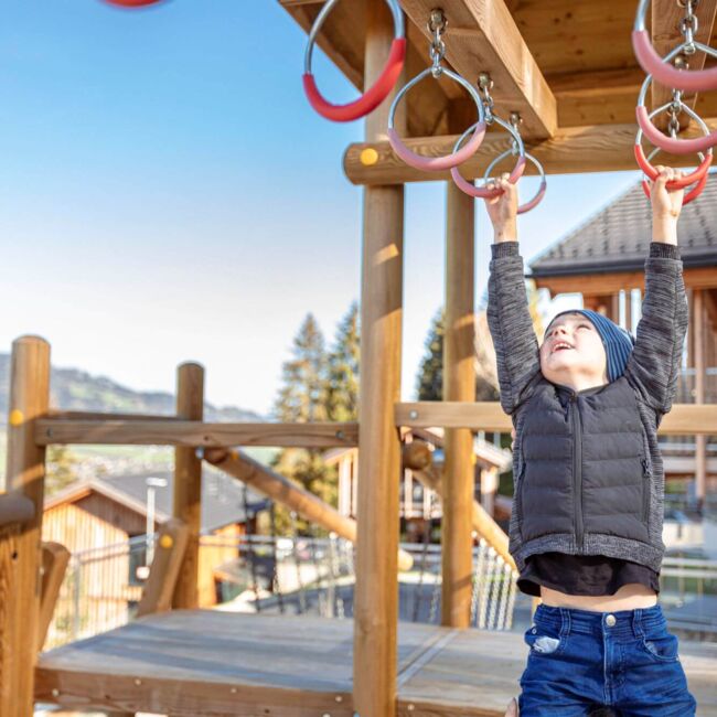 Junge am Spielplatz im Bergresort Hauser Kaibling