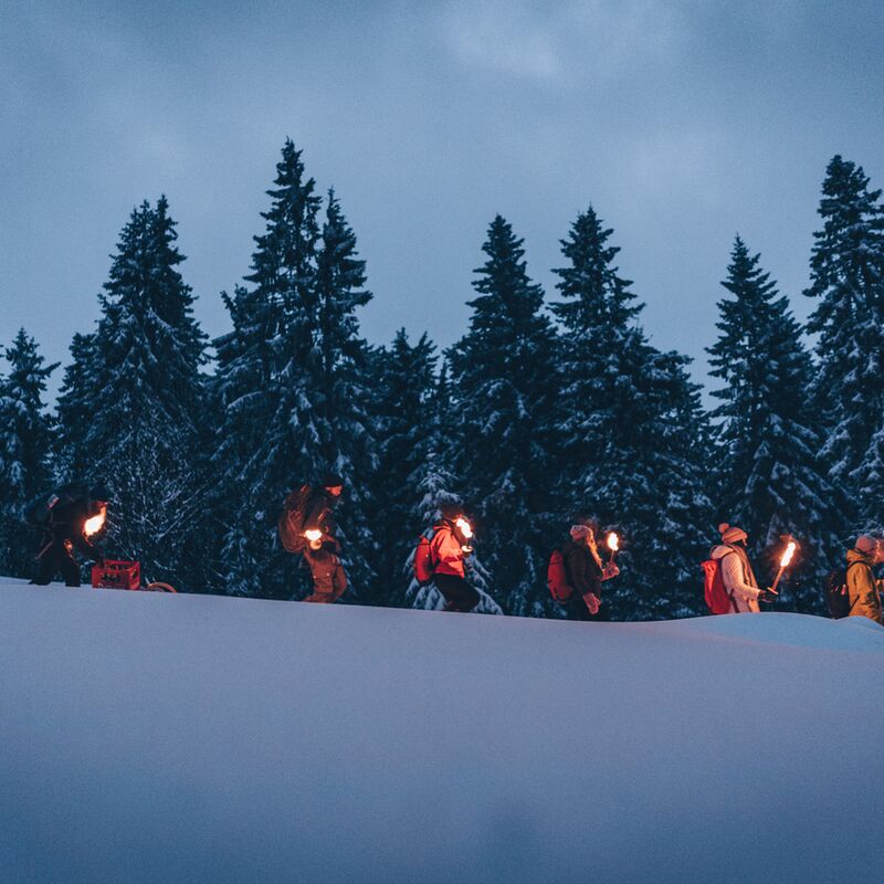 Torchlight Winter Hike – © iStock