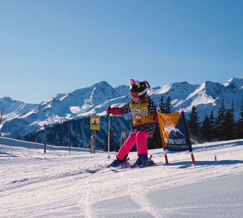 Mädchen beim Kinderskirennen in Rauris