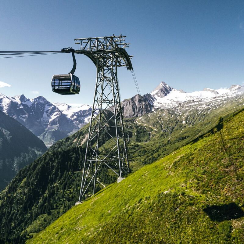 Summer cable car with a view of the Kitzsteinhorn