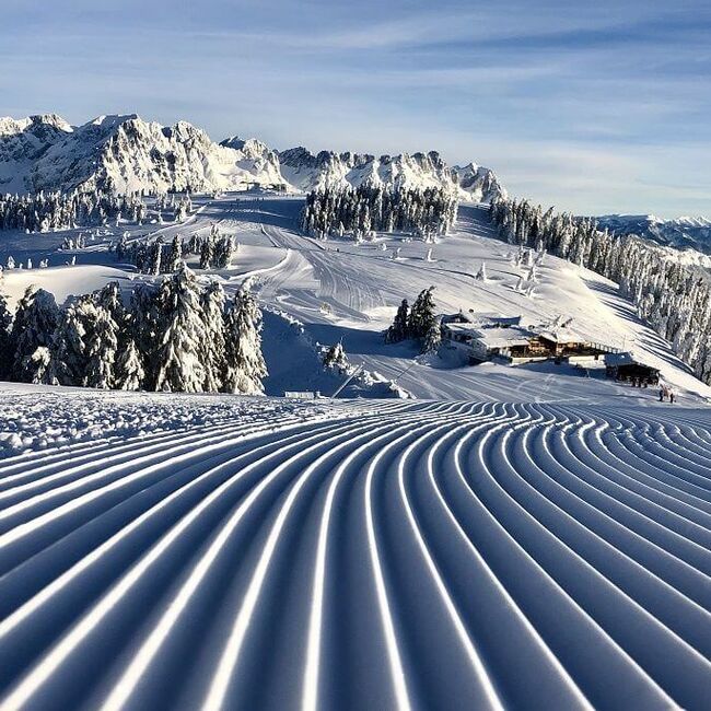 Freshly groomed pistes on a sunny morning in the SkiWelt Wilder Kaiser