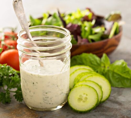 Schnelle Rezepte für die Ferienwohnung: Salat Dressings (c) iStock Veselova Elena