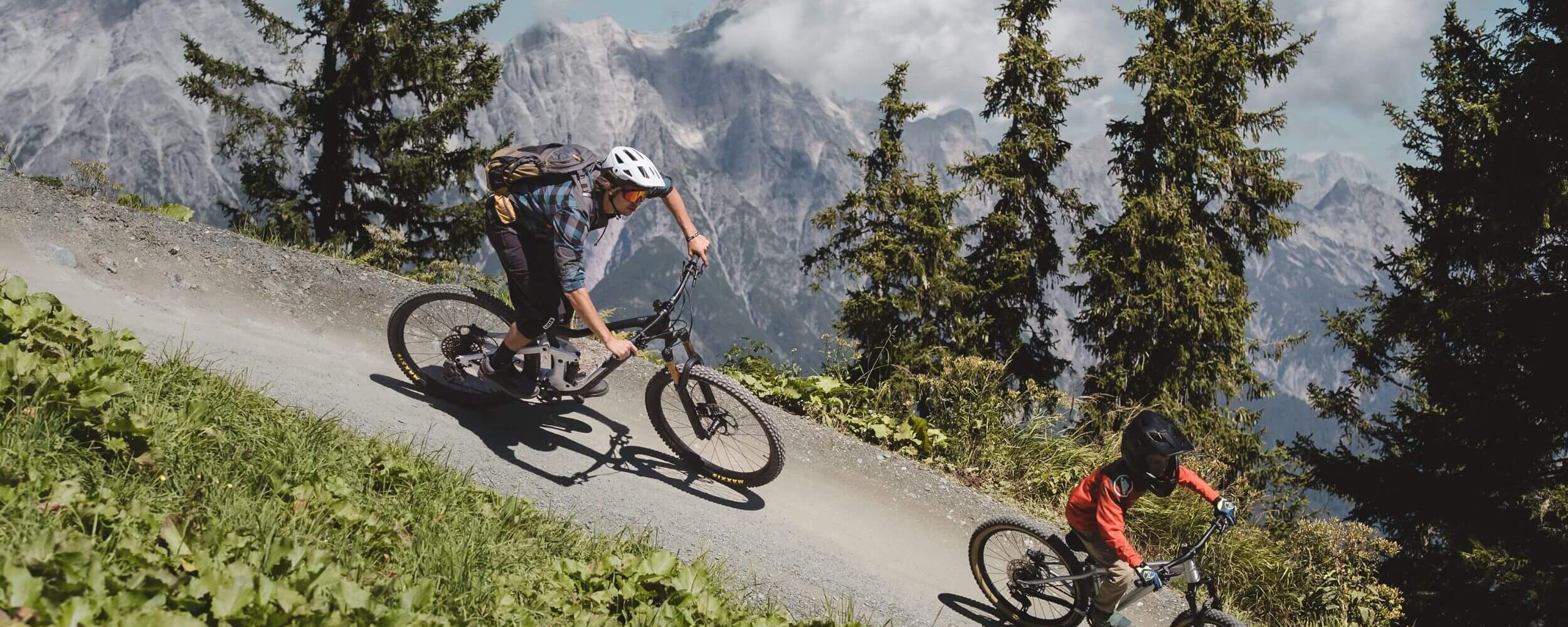 Cycling trail with a mountain panorama in the Saalbach bike region.