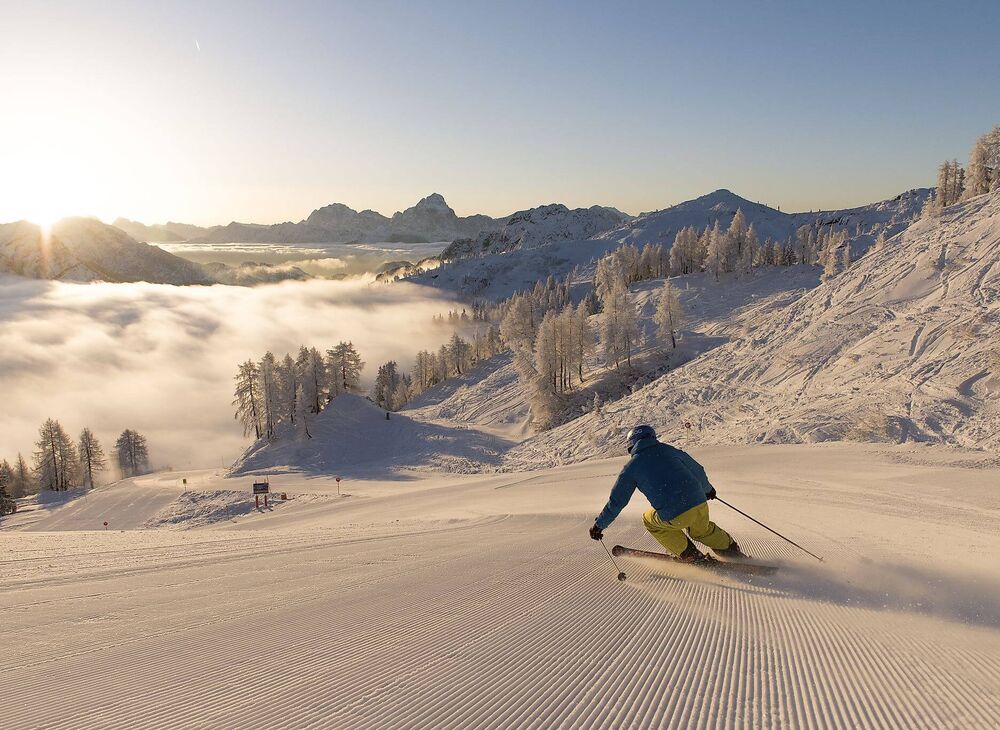 Skifahrer am Nassfeld über den Wolken