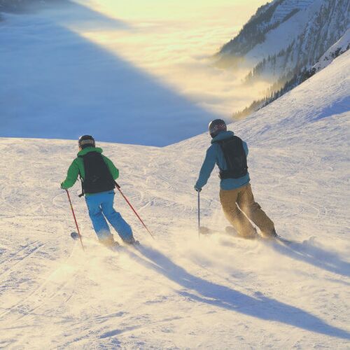 2 Skifahrer in Mallaun in Vorarlberg