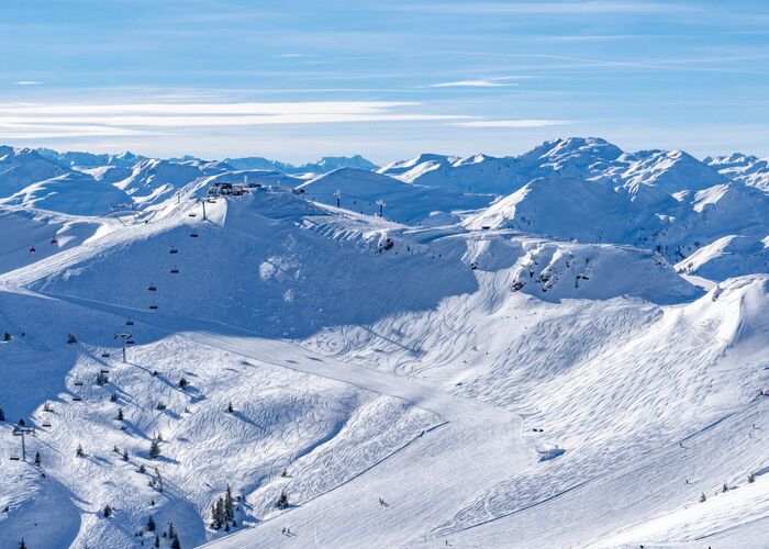 Winterlandschaft mit Pisten und Sesselliften im Skigebiet Kitzbühel Hahnenkamm