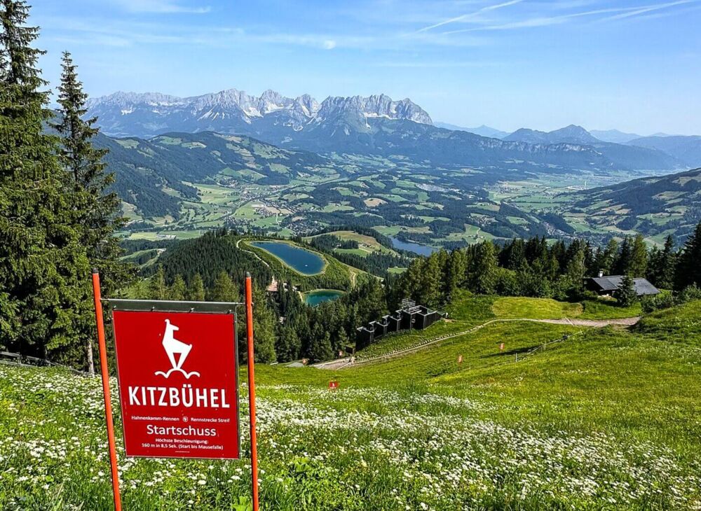 Der Startschuss der Streif im Sommer mit Blick auf den Wilden Kaiser