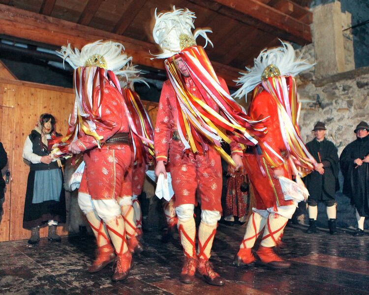Tresterer in traditioneller Tracht tanzen bei einem Brauchtums-Theaterstück in Zell am See-Kaprun im Winter. © Zell am See-Kaprun Tourismus