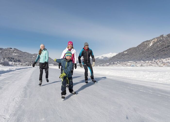  16 eislaufen am weissensee  c martin steinthaler 00aa71krdd1e4ap
