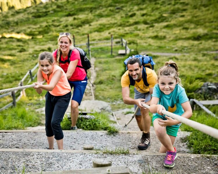 Junge Familie an einer Spielstation am Berg Kodok in Saalbach