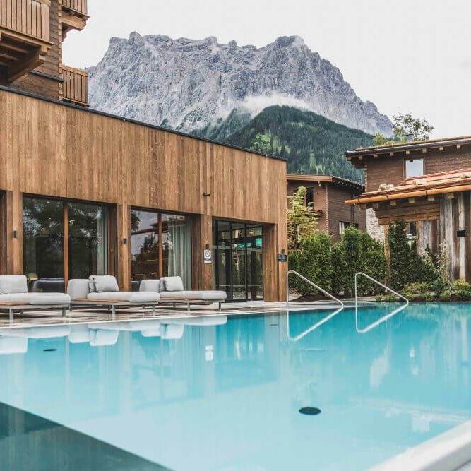 Outdoor pool at Bergresort Zugspitze Ehrwald with the Zugspitze in view
