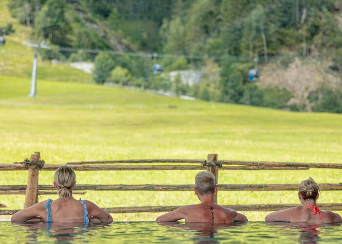 Pool at Carpe Solem Rauris with views of the passing cable car and the Rauris mountains