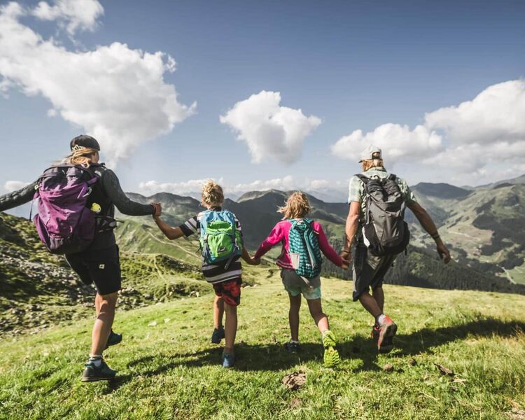 Family hiking in Saalbach Hinterglemm