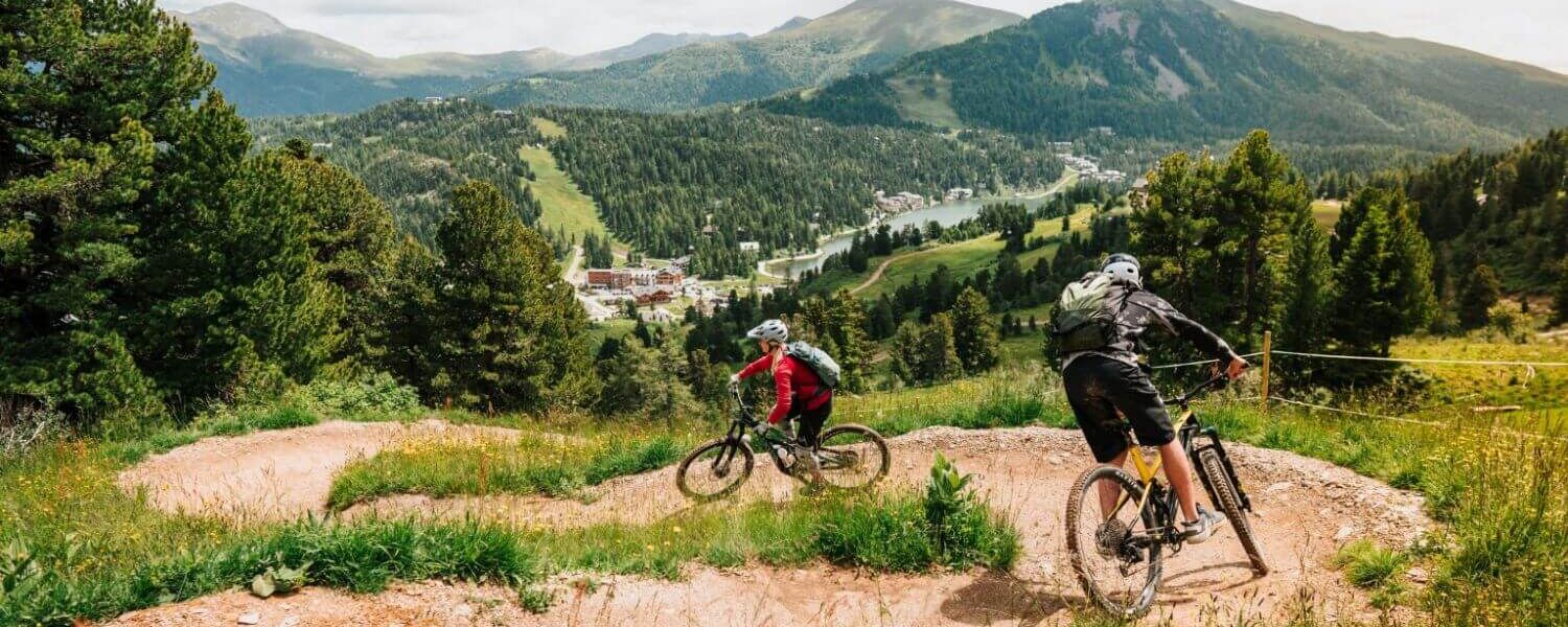Mountainbike Flowtrail auf der Turracher Höhe, umgeben von alpiner Landschaft an einem sonnigen Tag.