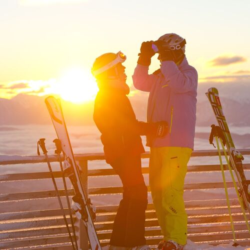 2 Skifahrer beim Sonnenaufgang