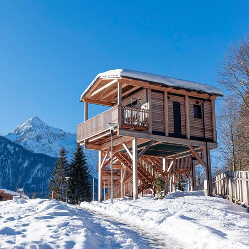 Glamping Baumhäuser und Mobile Homes in winterlicher Landschaft