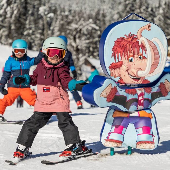 zwei Kinder im Kinderland im Skigebiet Dachstein West