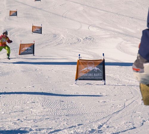 Junger Skifahrer im Zielgelände beim Kinderskirennen