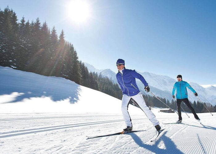 Langlaufen am Annaberg im Lammertal mit Langläufer und Blick auf die Berge