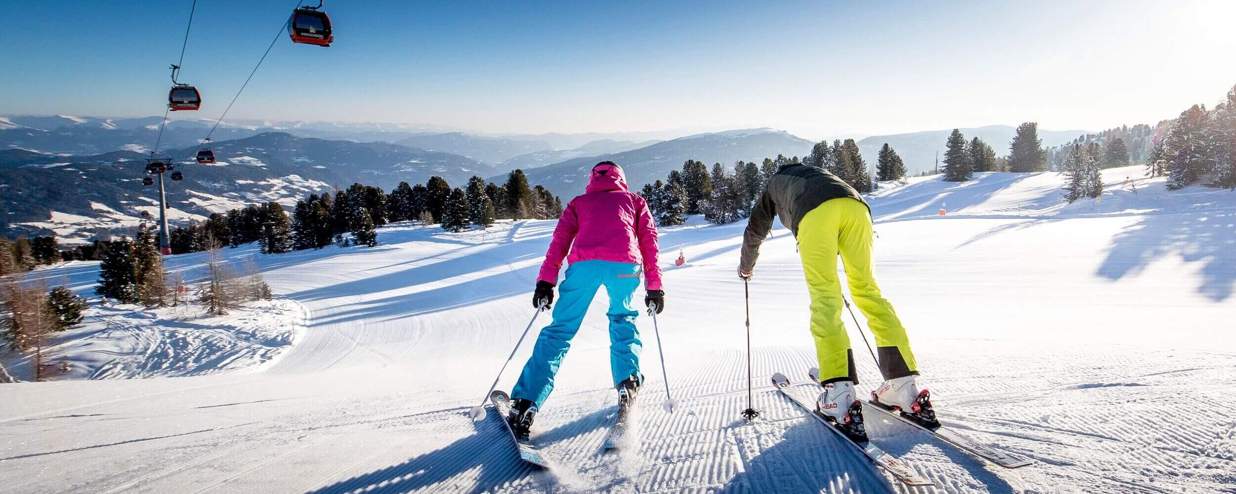 Twee skiërs gaan de strijd aan op de piste op de Kreischberg