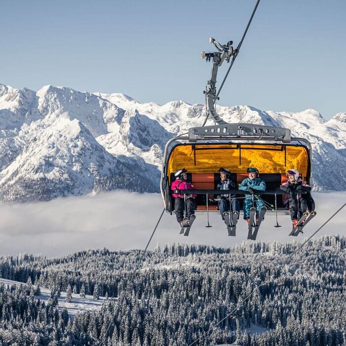 Sesselift am Dachstein mit Hintergrund von den Bergen