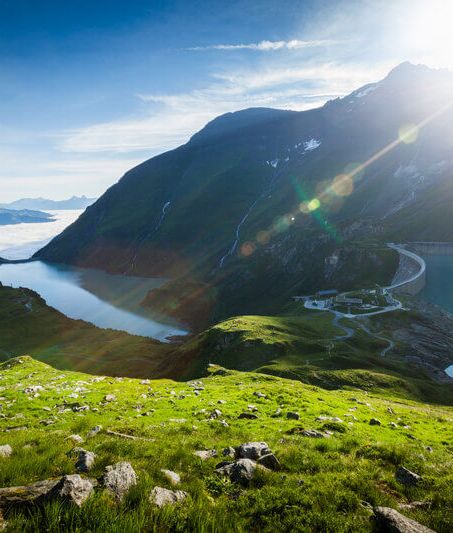 Die beiden Hochgebirgsstauseen Kaprun und die imposante Staumauer in hochalpiner Landschaft.