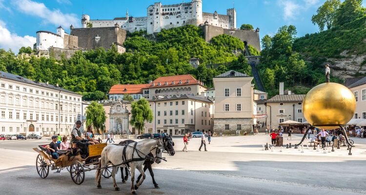 Kapitelplatz met paardenkoets te zien