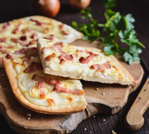 Einfache Rezepte für die Ferienwohnung: Flammkuchen (c) iStock Noir Chocolate