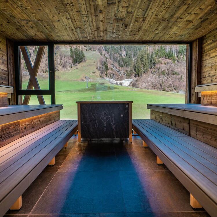 Moderne, private Sauna mit großem Panoramafenster und Ausblick auf die Berglandschaft von Salzburg