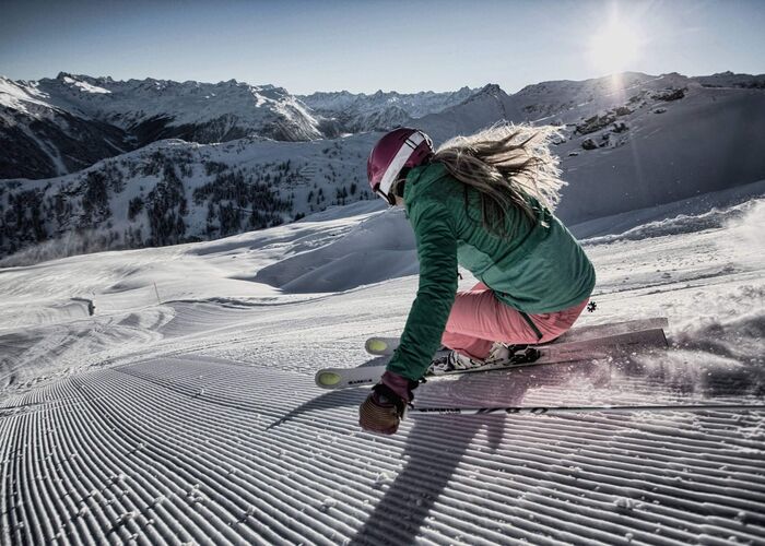 service pressebild highlightbilder winter piste skifahrerin sonne berge 857r8wk61q49adp