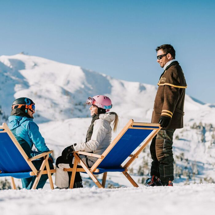 Pärchen wird vom Pistenbutler bedient