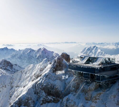 Die moderne Bergstation der Seilbahn Zugspitze am Gipfel der Zugspitze