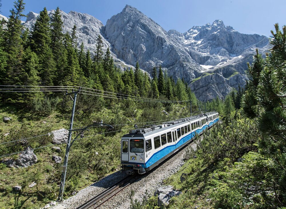 Die Zugspitz Zahnradbahn vor der Zugspitze