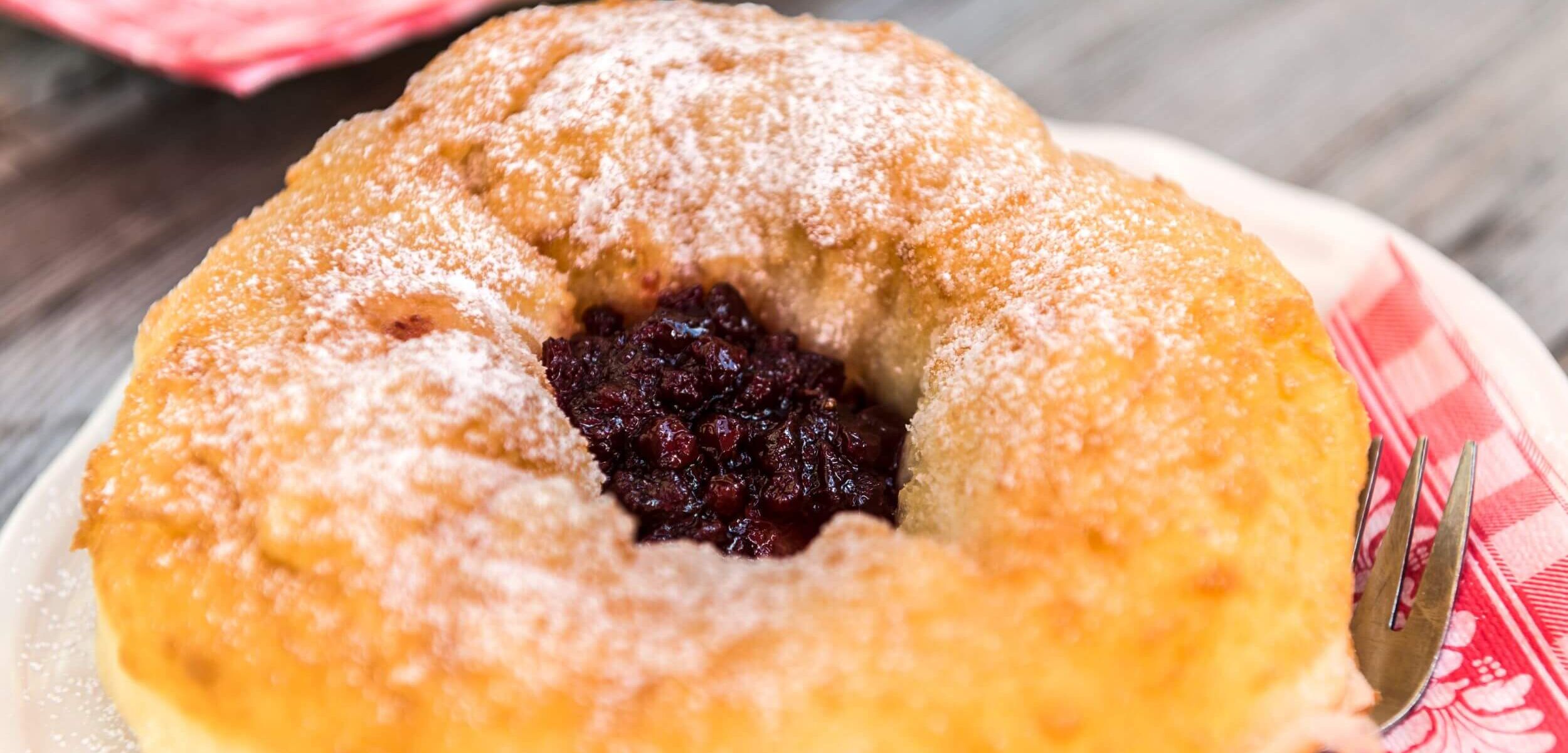 Süßer Bauernkrapfen mit Preiselbeermarmelade und Staubzucker